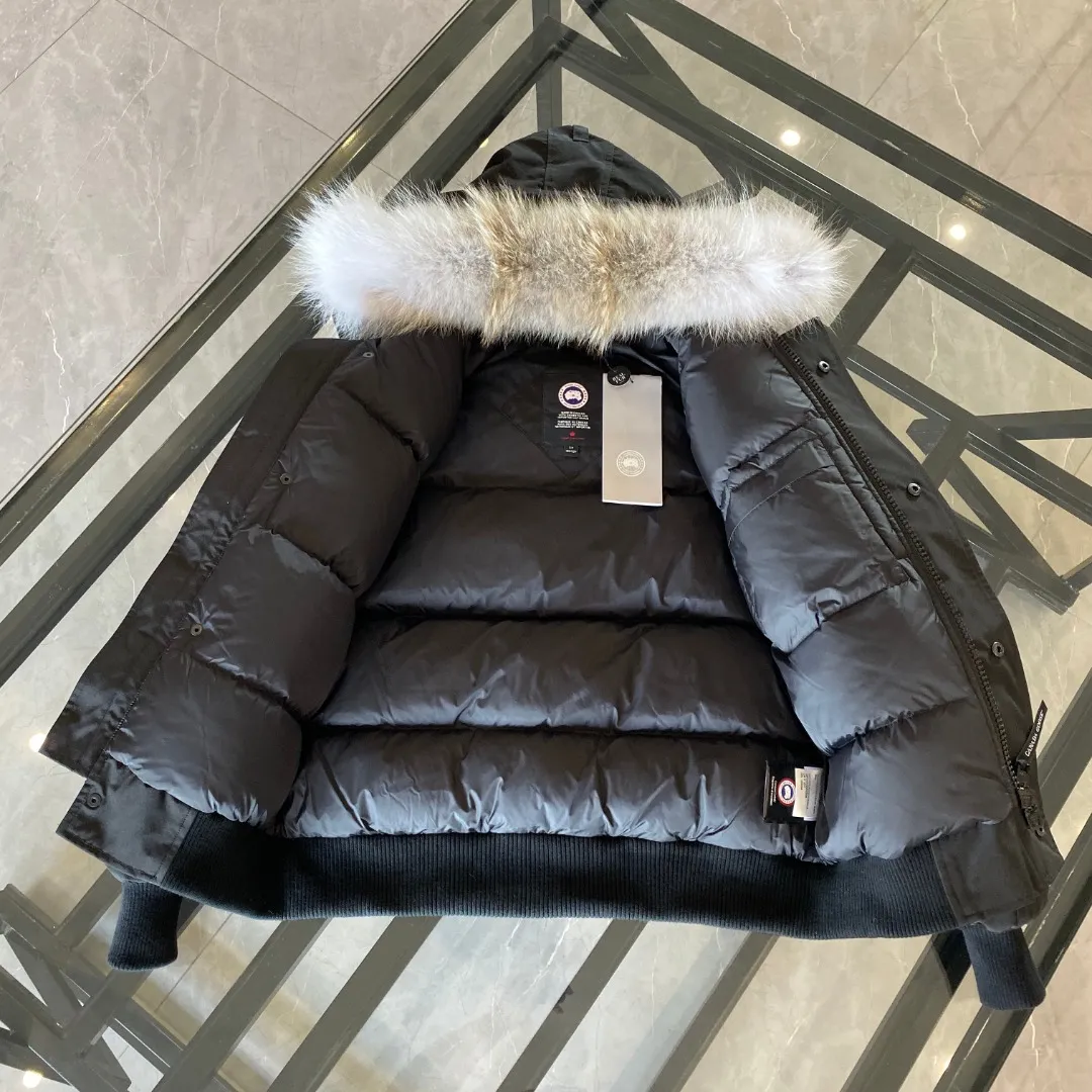 P760 Canada goose/Canada Goose 01 Couple Expedition Parka Down Jacket, authentic original version, you need to compare with the original to check it out at any time, all accessories are customized from the original factory 💯The softness and hardness of the fabric is compared with the original, and it can be restored by kneading at will (fabric misunderstanding: Fabrics with high hardness are not waterproof. Only when you buy the latest authentic version this year will you notice the softness and comfort of the fabric) 💯The down is synchronized with the authentic white duck down, fluffy and not lumpy. Electronically controlled velvet filling machine 💯Customized zippers with authentic YKK military-grade copper core zipper pullers, high hardness and no jamming 💯The fur collar is purchased from Western Canada coyote skin original customization 💯All workmanship and wiring are controlled by workers with more than ten years of experience. They must be horizontal and vertical, and are not allowed to twist. The inner wiring density is more sophisticated. Feel free to compare 💯Big goose label Collar label Washed label Hangtag Zipper cord Pocket label Back label, collar velvet, Velcro fasteners, cuffs, all details are updated simultaneously with genuine products. The best version, the most complete color matching, all kinds of battle products. Color: off-white, black, charcoal gray, navy blue, red, blue. Size: XS-XXL